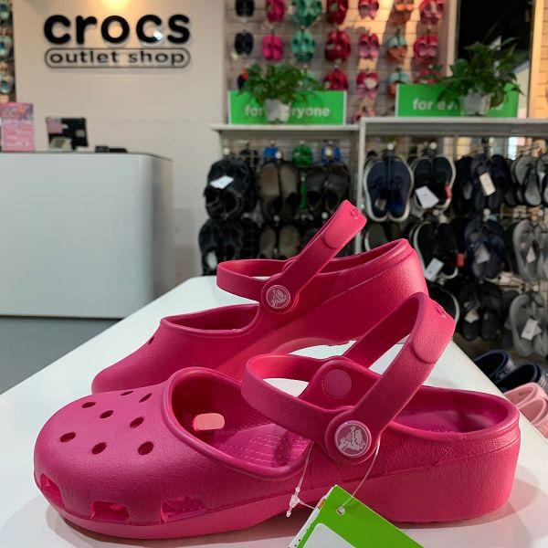 crocs卡駱馳 2022新款 卡琳仙女款平底包頭防滑沙灘涼鞋